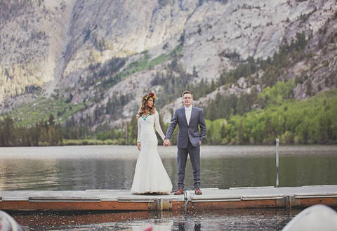 Челси и Крис: богемная свадьба на озере в сине-золотых тонах
