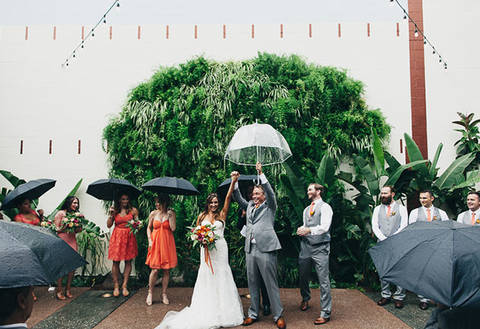Эйлин и Джошуа: оригинальная свадьба под дождем