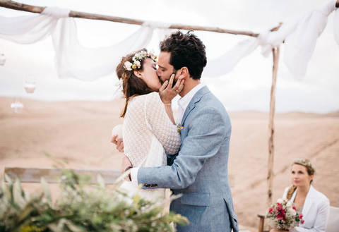 Яркая летняя свадьба Тиффани и ПиДжея в пустыне в Марокко
