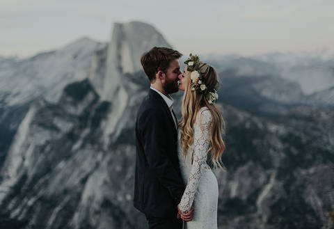 Камерная осенняя свадьба Майкла и Райан в богемном стиле в горах