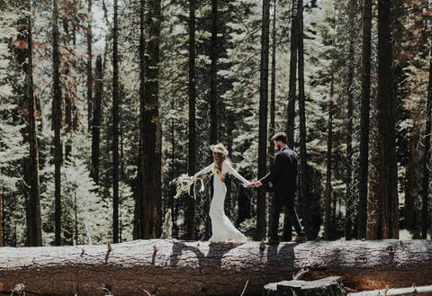 Камерная осенняя свадьба Майкла и Райан в богемном стиле в горах