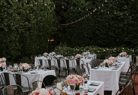 Красивая летняя свадьба Микаэллы и Джордана с геометрическими мотивами в саду