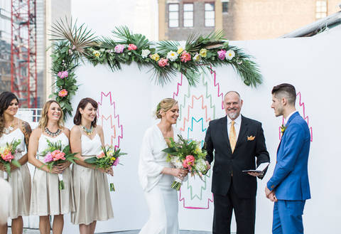 Красочная современная свадьба на крыше в Нью-Йорке в стиле богемный шик