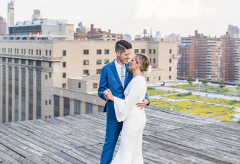 Красочная современная свадьба на крыше в Нью-Йорке в стиле богемный шик