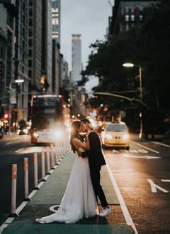 Прекрасная камерная свадьба в осеннем Нью-Йорке на крыше
