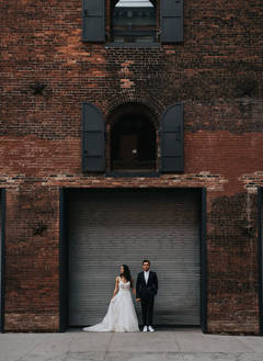 Прекрасная камерная свадьба в осеннем Нью-Йорке на крыше