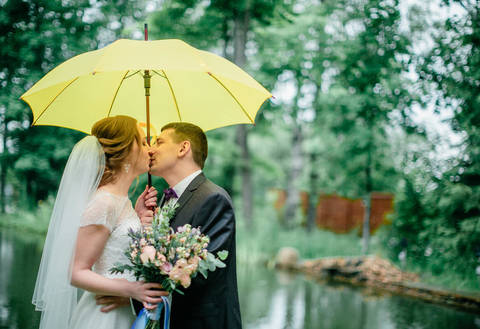 Rainy wedding: нежная свадьба в дождливый день
