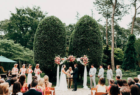 Волшебная летняя свадьба Терезы и Аарона в саду в Хэмптоне