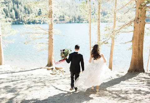 Воздушная осенняя свадьба Лорен и Трэвиса на озере